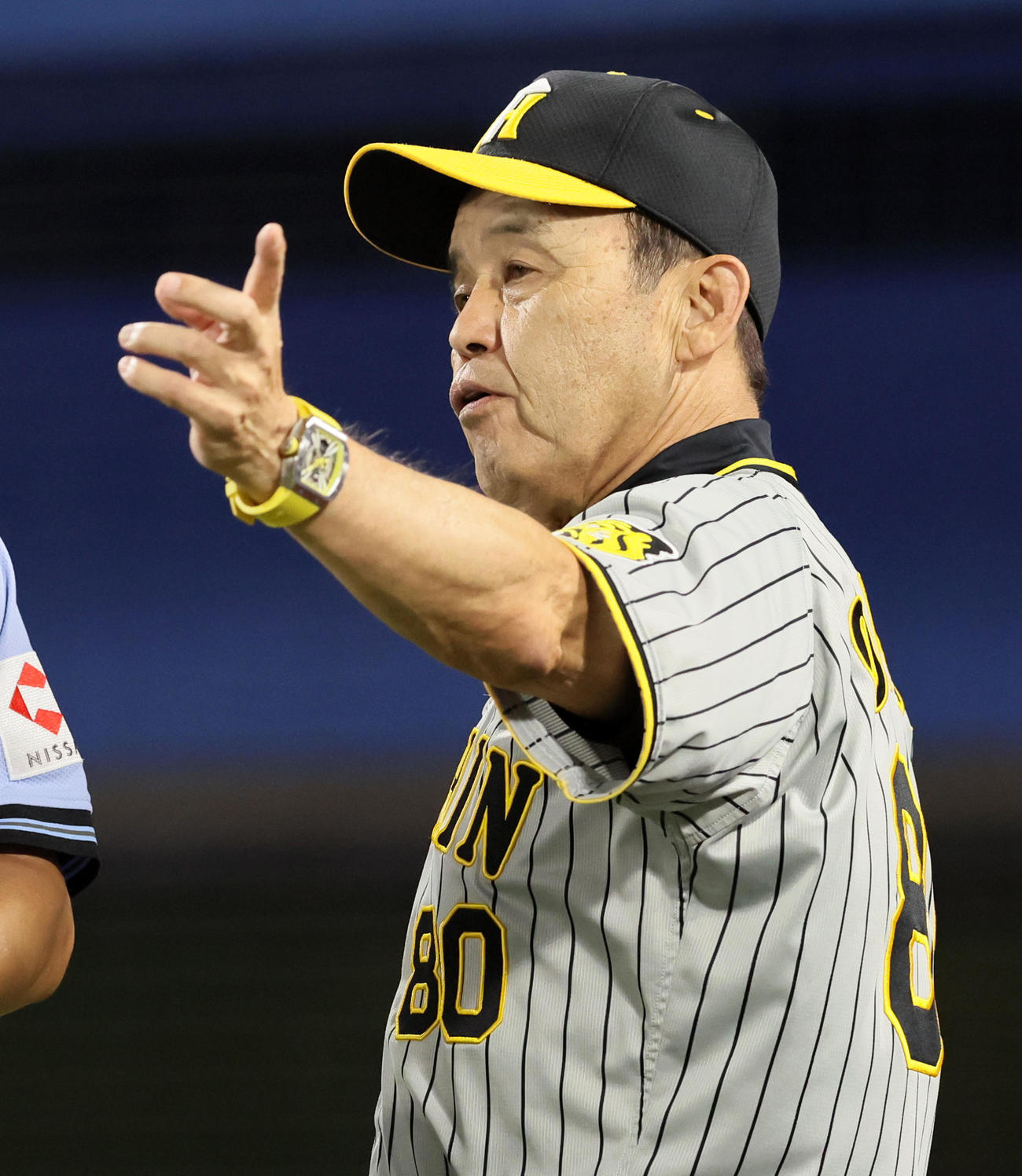 DeNA対阪神　8回表を終え選手交代を告げる岡田監督（撮影・加藤哉）