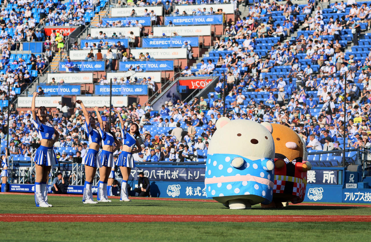 DeNA対阪神　「すみっコぐらし音頭」を披露するディアーナ（撮影・加藤哉）