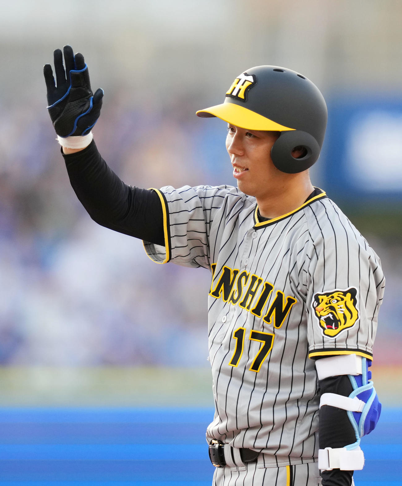 DeNA対阪神　3回表阪神2死一、二塁、右前適時打を放ち笑顔を見せる青柳（撮影・横山健太）