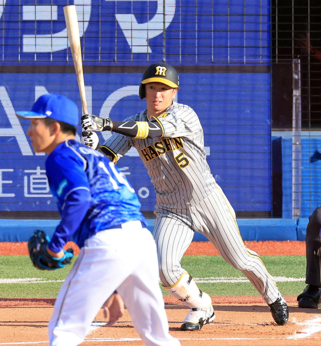 DeNA対阪神　1回表阪神無死、近本は右前打を放つ。投手大貫（撮影・浅見桂子）