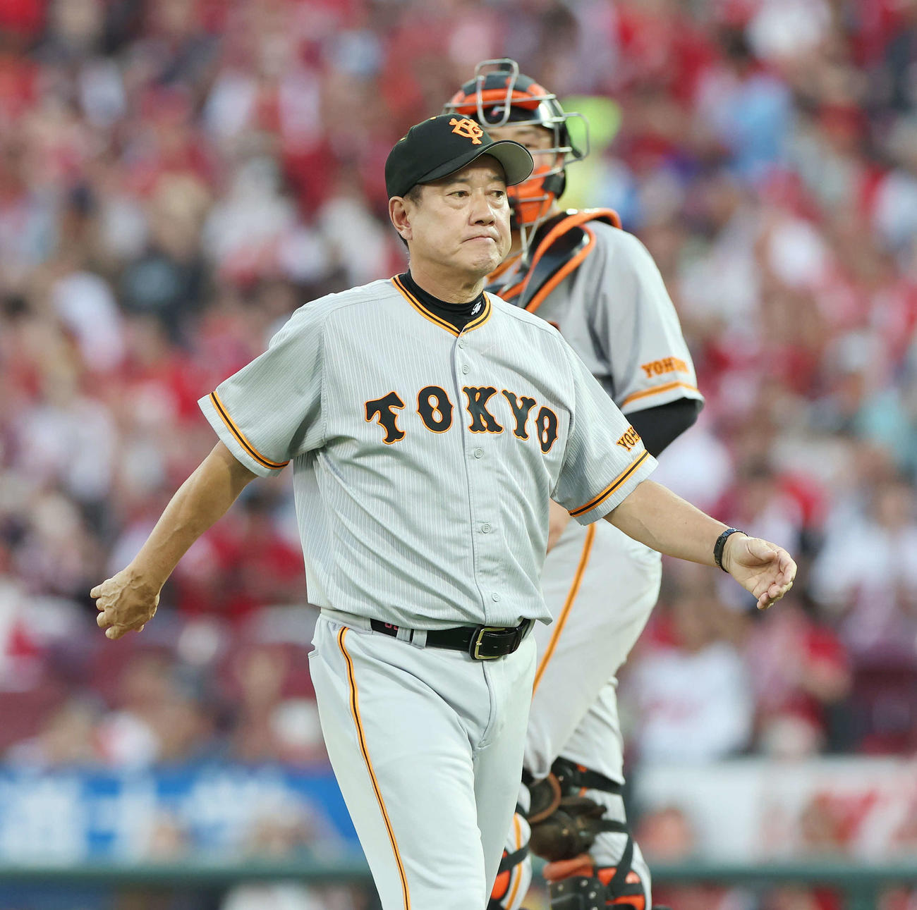 広島対巨人　3回裏途中、巨人山崎伊に降板を告げ、ベンチに下がる原監督（撮影・宮地輝）