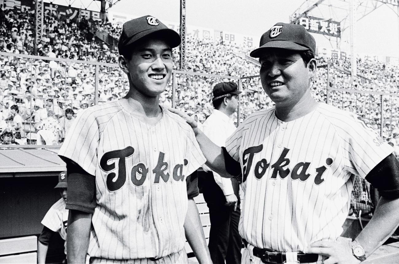 74年8月、第56回全国高校野球選手権3回戦で盈進に快勝し、準々決勝を決めて父原貢監督（右）と笑顔で記念撮影に応じる東海大相模の原辰徳