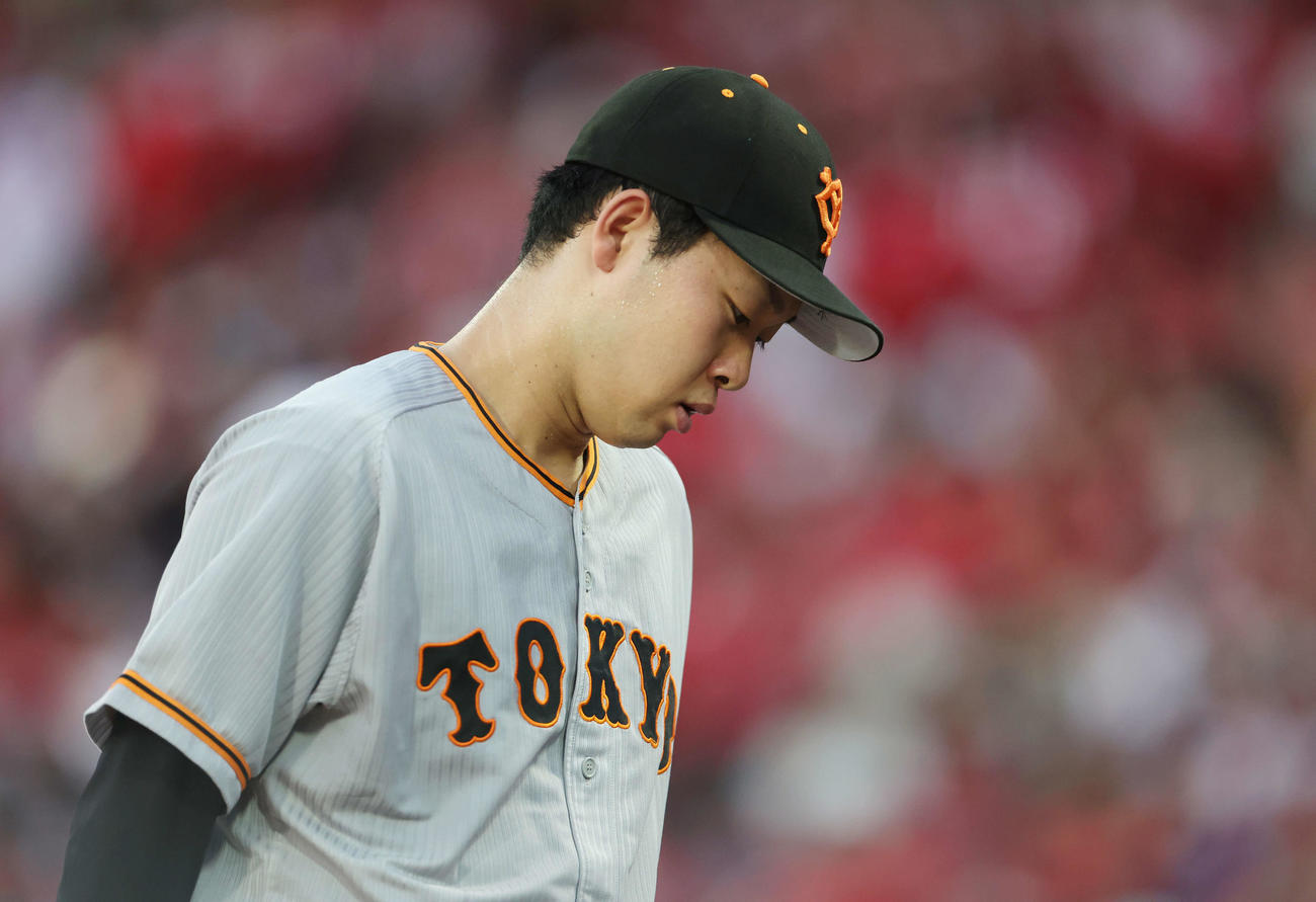 広島対巨人　3回裏途中で降板となり、厳しい表情の巨人山崎伊（撮影・宮地輝）