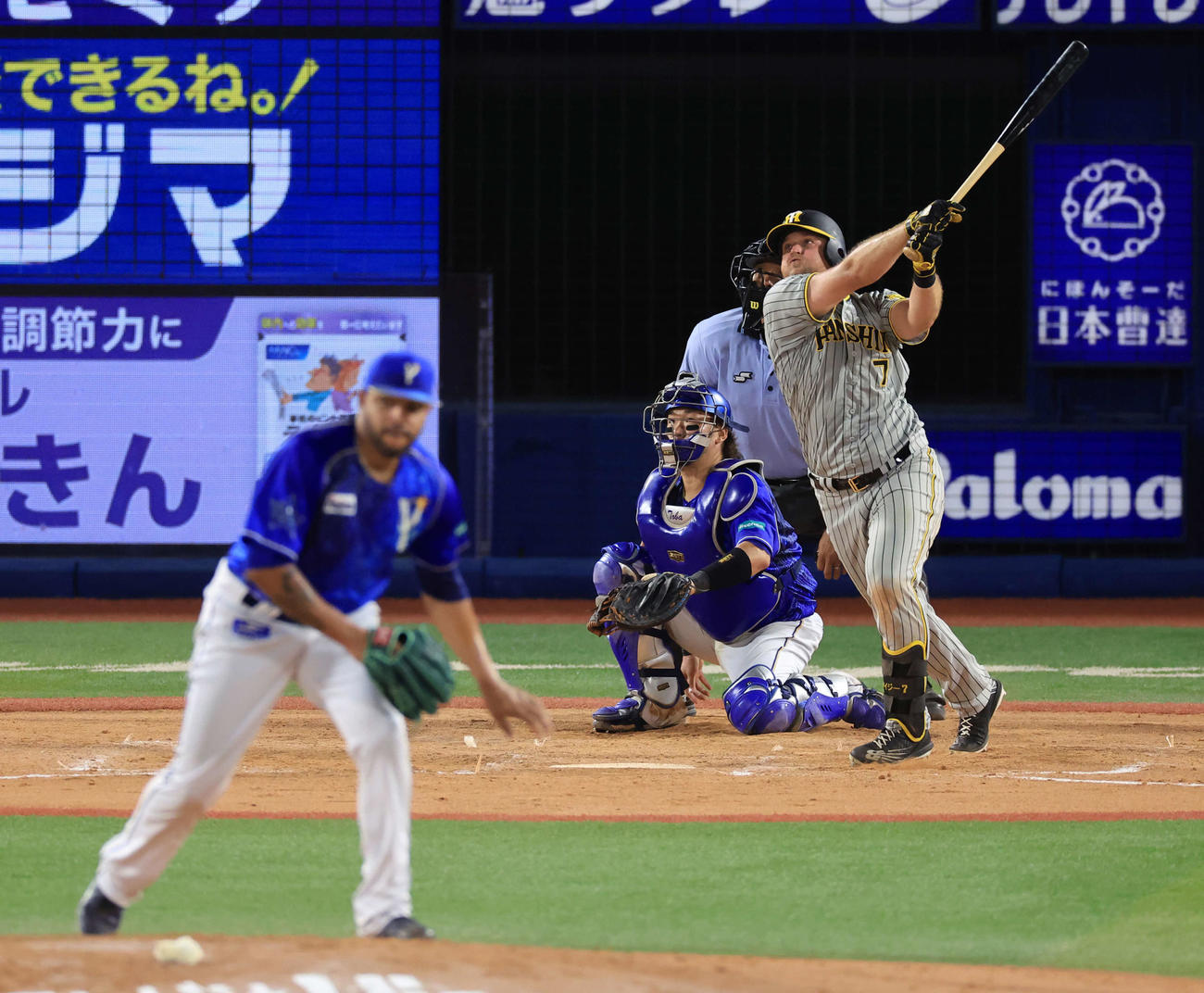 DeNA対阪神　8回表阪神無死二塁、ノイジーは二塁打を放つ。投手エスコバー（撮影・浅見桂子）