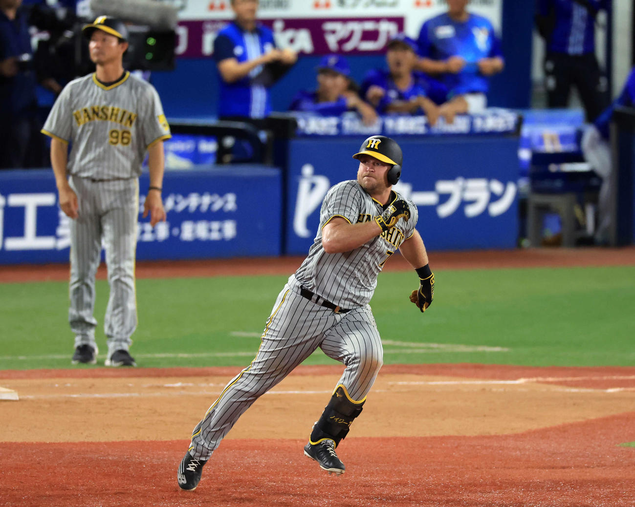 DeNA対阪神　8回表阪神無死二塁、ノイジーは二塁打を放ち激走する（撮影・浅見桂子）