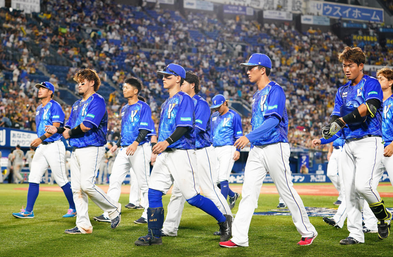 DeNA対阪神　阪神に敗れ険しい表情で引き揚げるDeNAナイン（撮影・横山健太）