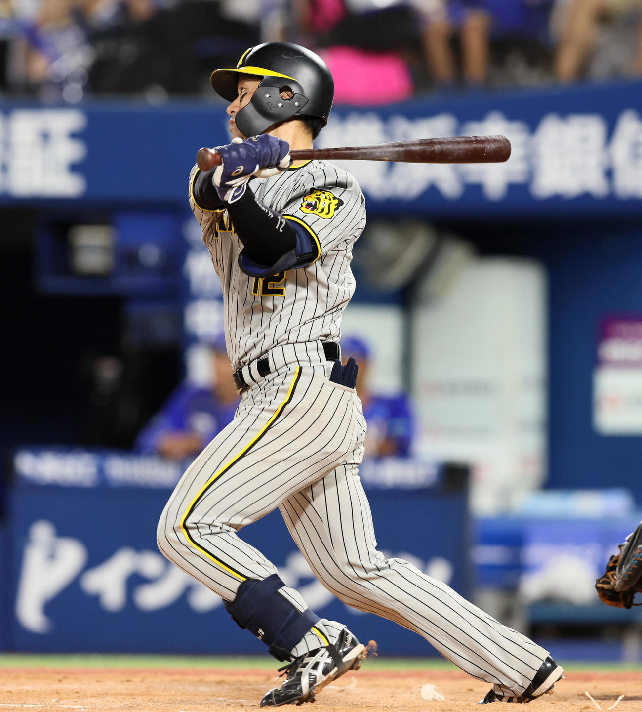DeNA対阪神　8回表阪神無死二、三塁、坂本は中飛を打ち上げ犠飛となる（撮影・加藤哉）