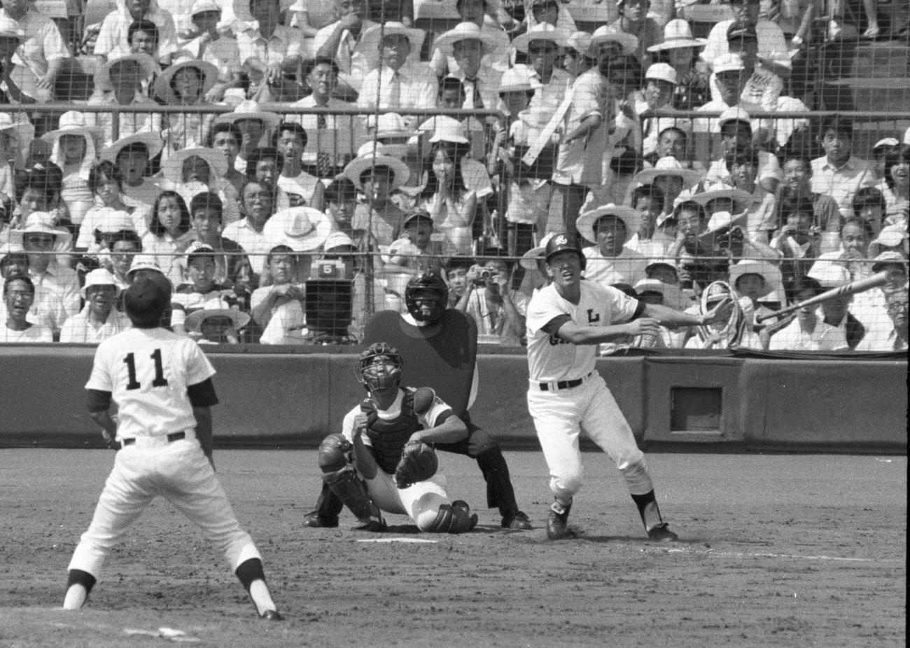 85年8月、第67回全国高校野球選手権決勝　PL学園対宇部商　6回裏、中越えにこの試合2本目、大会5本目の本塁打を放つ清原和博