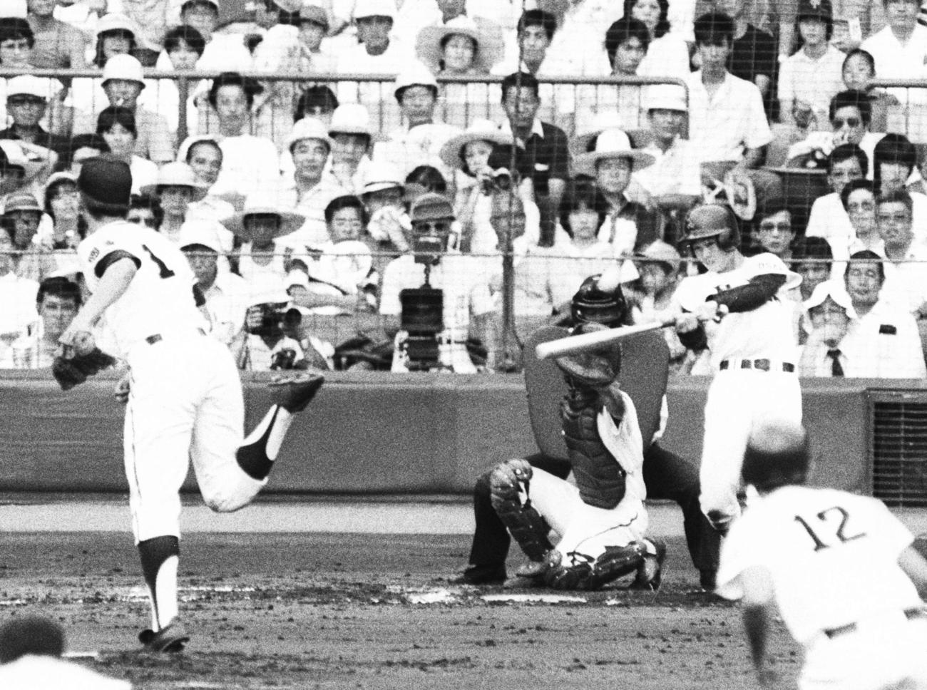 83年夏の甲子園準決勝池田戦で池田・水野雄仁から左越え本塁打を放つPL学園・桑田真澄