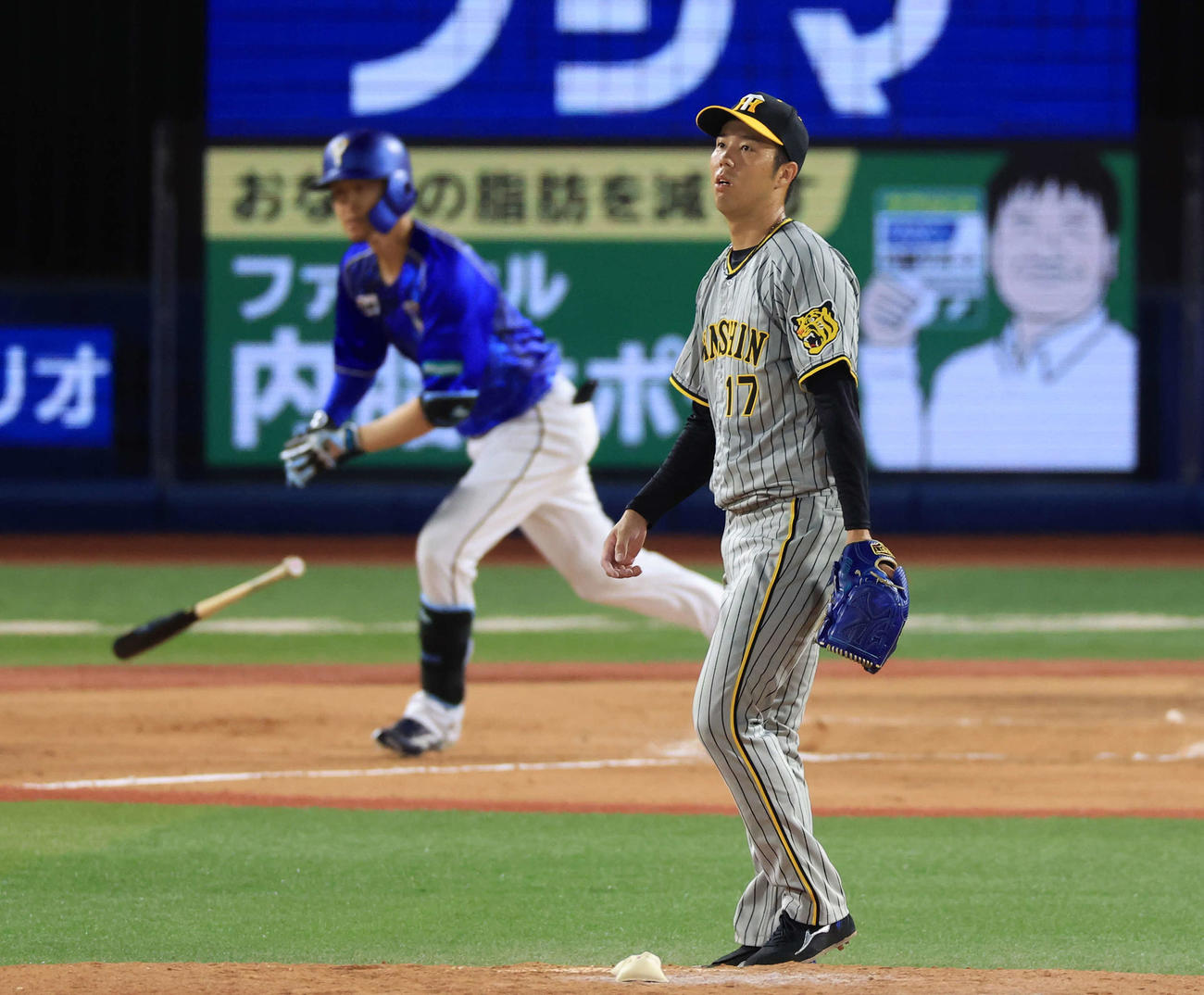 DeNA対阪神　6回裏DeNA2死二、三塁、大和に2点右適時打を許し、打球を見つめる青柳（撮影・浅見桂子）
