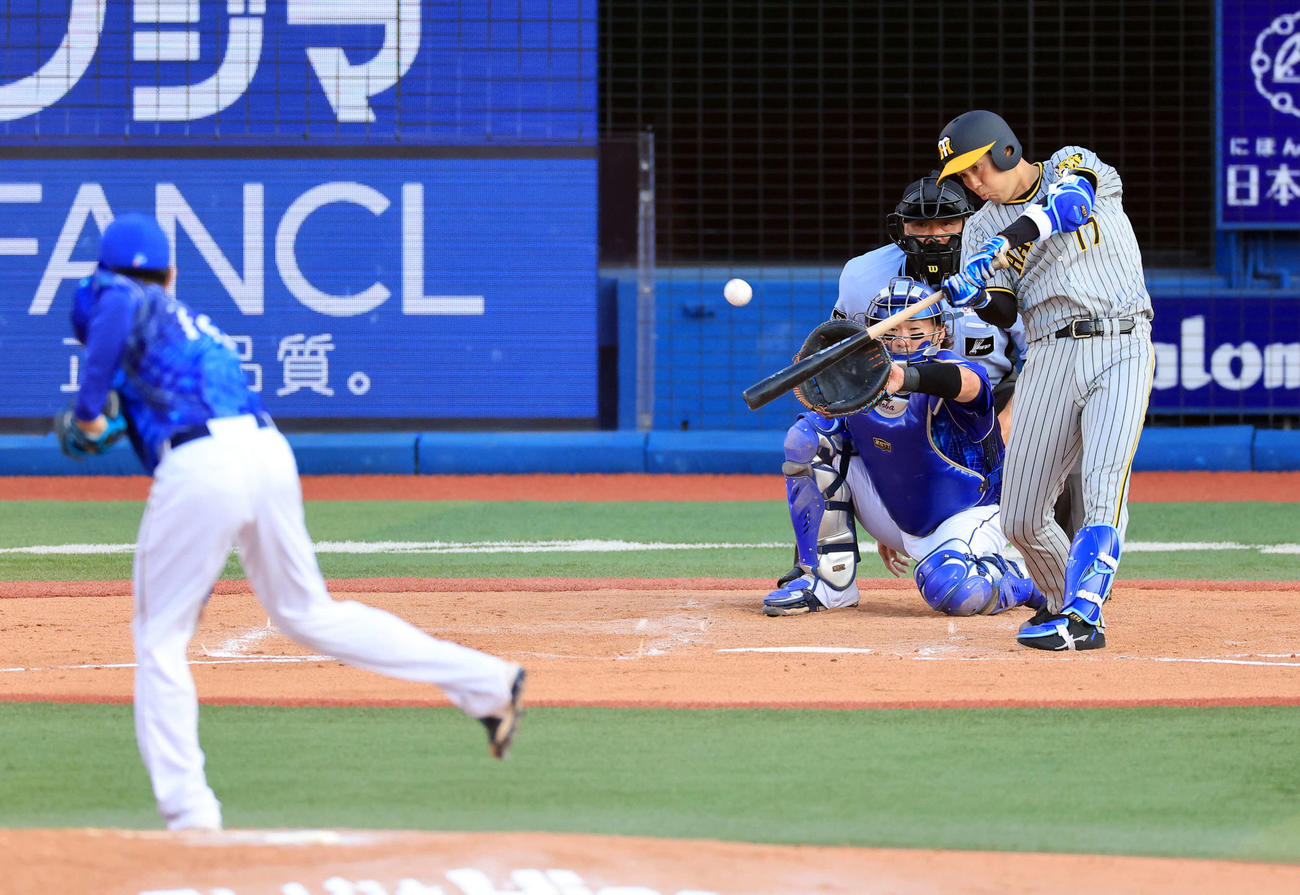 DeNA対阪神　3回表阪神2死一、二塁、青柳は右適時打を放つ。投手大貫（撮影・浅見桂子）