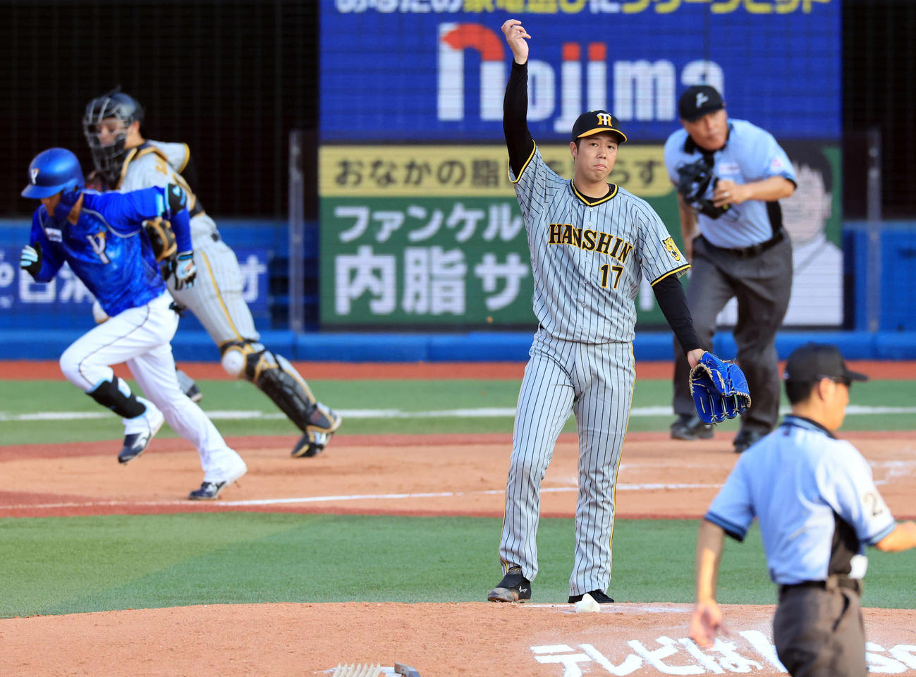 DeNA対阪神　2回裏DeNA無死一塁、大和を併殺に仕留めて手を上げる青柳（撮影・浅見桂子）