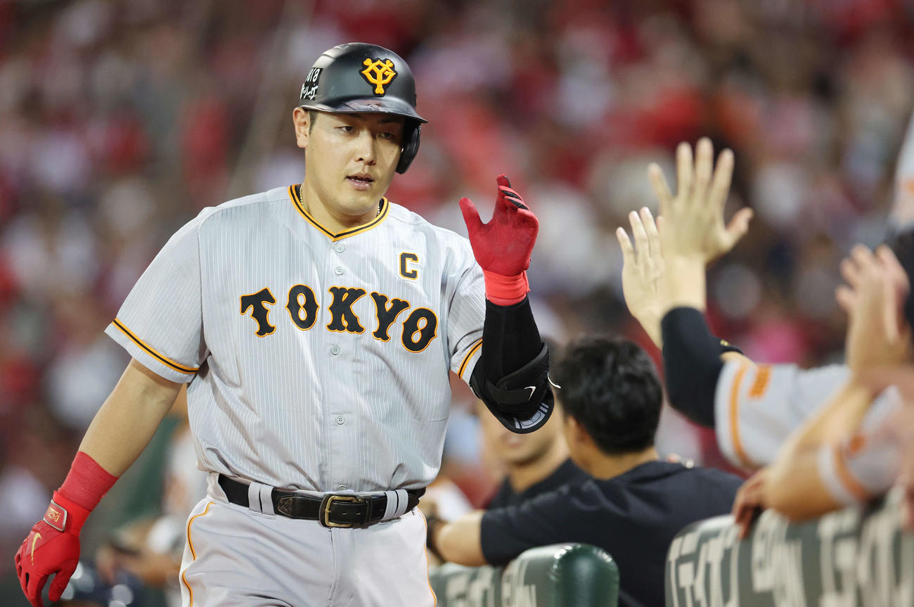 広島対巨人　7回表巨人無死、左越えソロ本塁打を放ち、タッチを交わす岡本和（撮影・宮地輝）