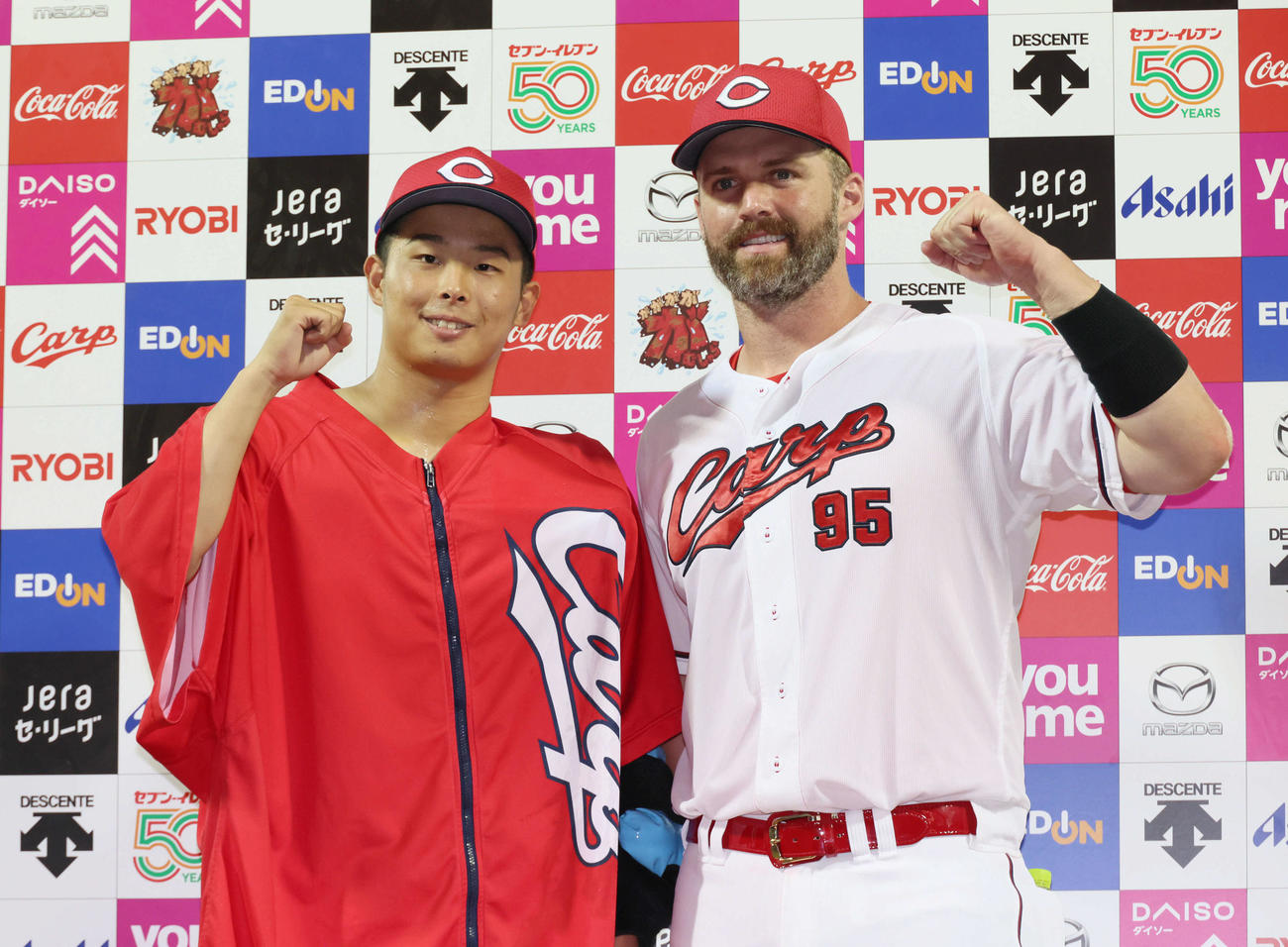 広島対巨人　お立ち台でポーズを決める玉村（左）とデビッドソン（撮影・加藤孝規）
