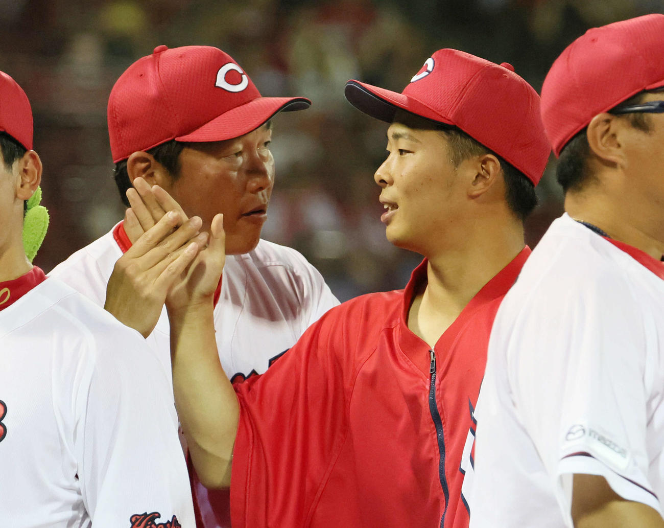 広島対巨人　玉村を迎える新井監督（左）（撮影・加藤孝規）