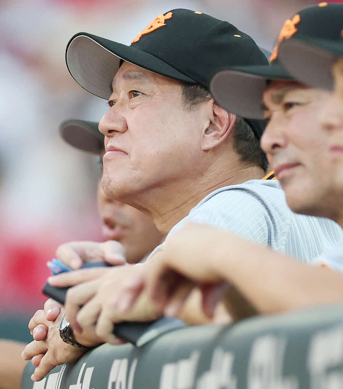 広島対巨人　ベンチで厳しい表情の巨人原監督（撮影・宮地輝）