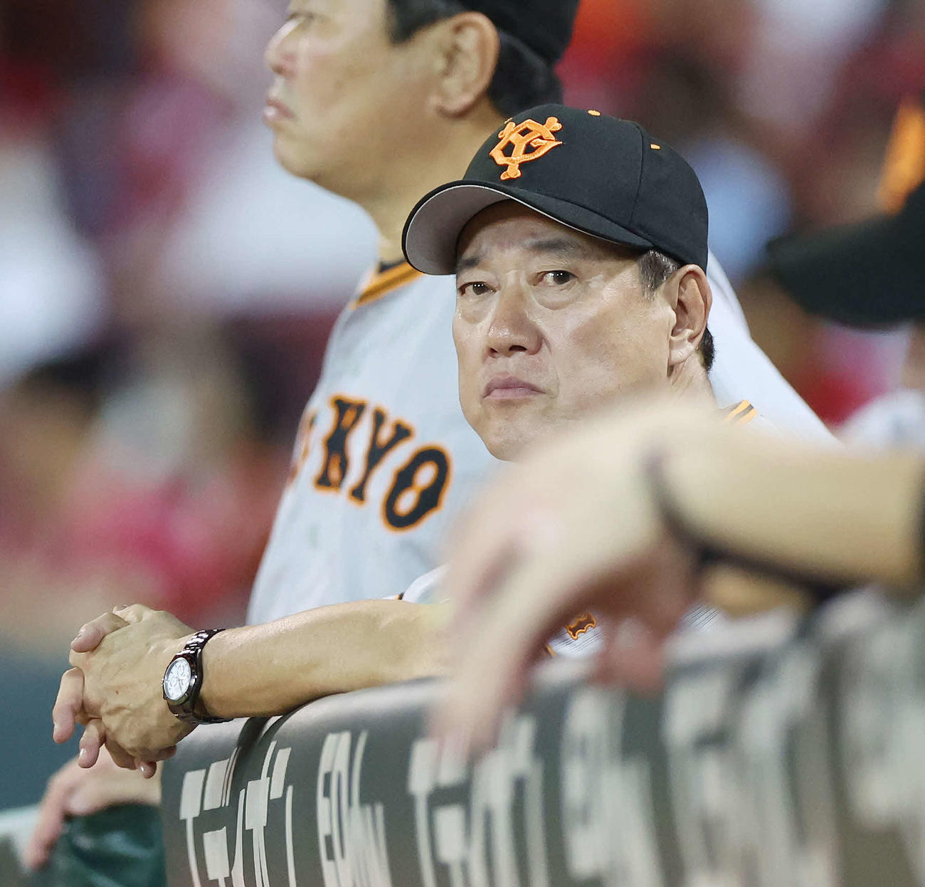 広島対巨人　厳しい表情の巨人原監督（撮影・宮地輝）