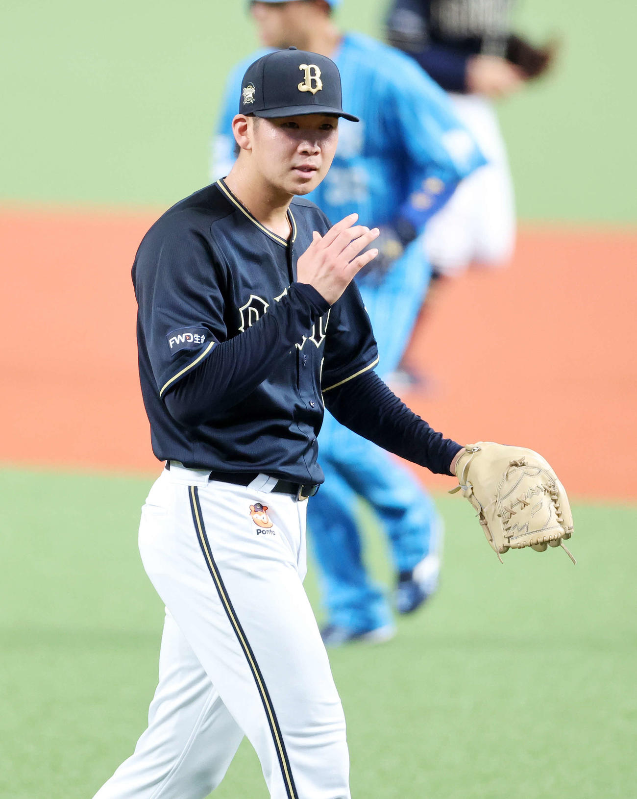 西武対オリックス　1回裏、西武の攻撃を抑えベンチに引き揚げるオリックス山下（撮影・鈴木正人）