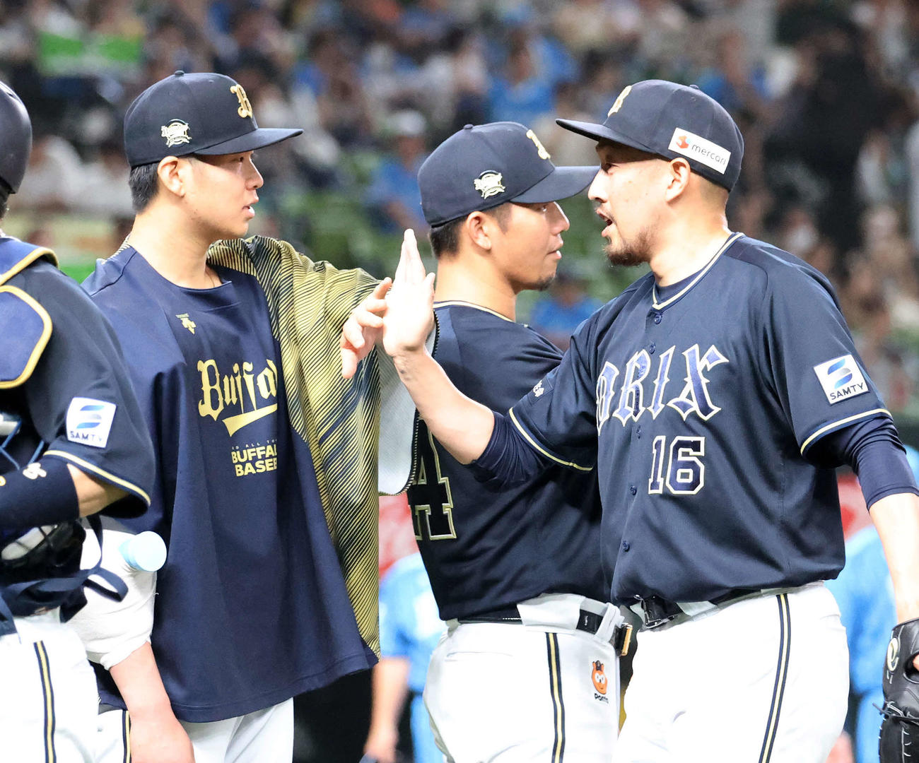 西武対オリックス　勝利しオリックス平野（右）を迎える山下（撮影・鈴木正人）