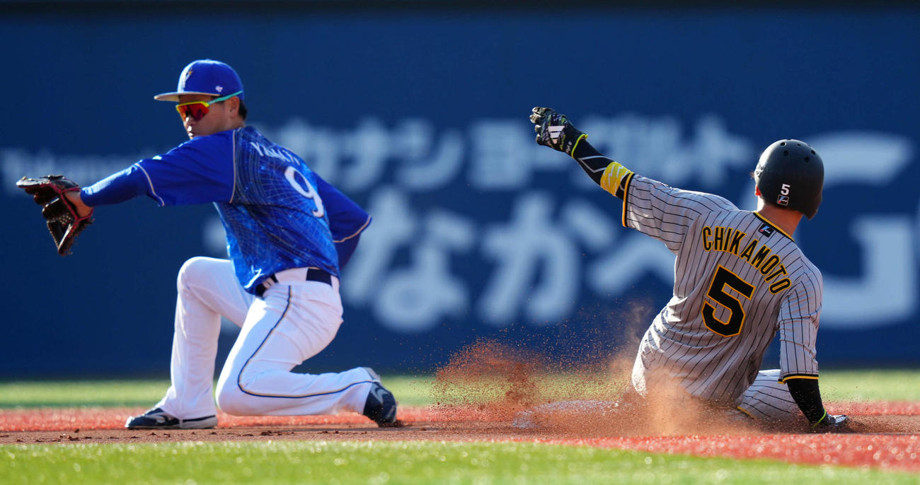 DeNA対阪神　1回表阪神無死一塁、二盗を決める近本。野手大和（撮影・横山健太）