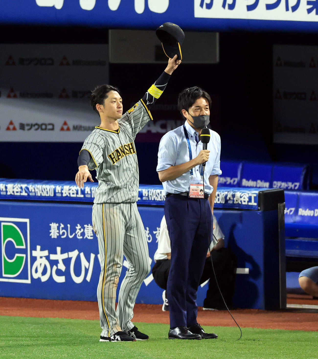 DeNA対阪神　ヒーローインタビュー後、スタンドに手を振る近本光司（撮影・浅見桂子）