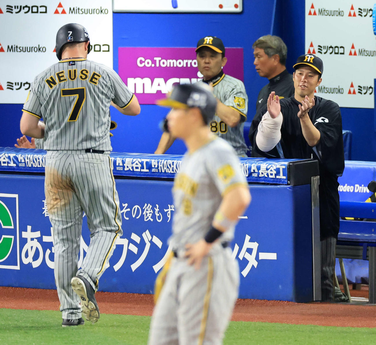 DeNA対阪神　8回表阪神無死二塁、ノイジー（左）は二塁打を放って代走を出されると、拍手で迎える青柳（右）。奥は岡田監督（撮影・浅見桂子）
