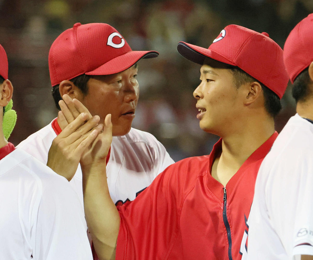 広島対巨人　玉村を迎える新井監督（左）（撮影・加藤孝規）