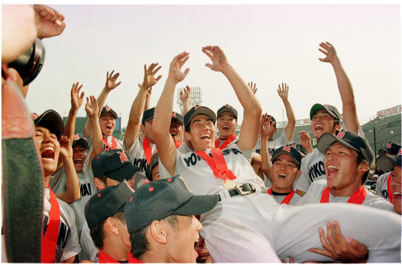 1998年8月22日、横浜を甲子園春夏連覇に導きチームメートに胴上げされる松坂