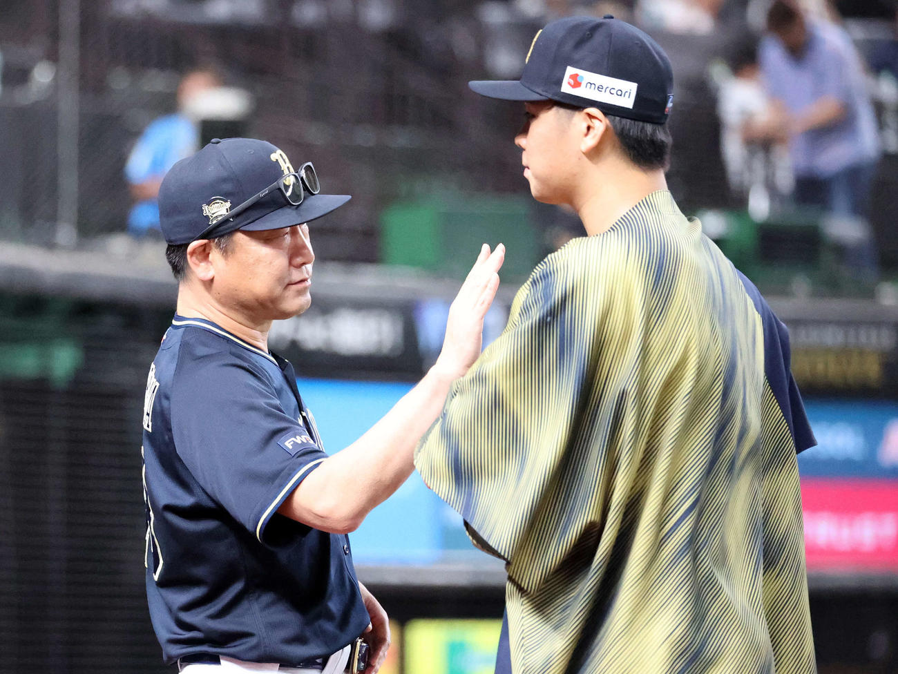 西武対オリックス　勝利しオリックス山下（右）を迎える中嶋監督（撮影・鈴木正人）