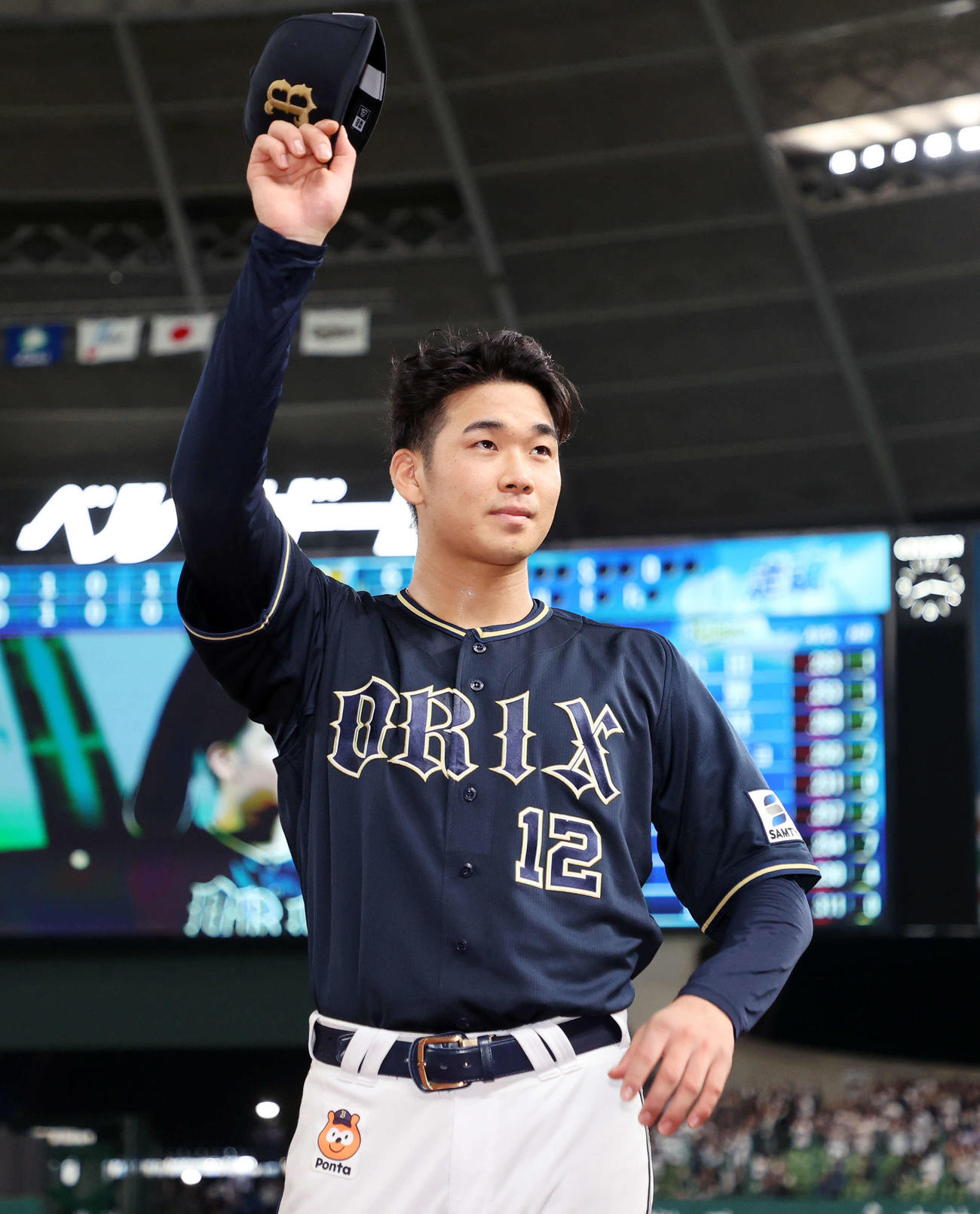 西武対オリックス　勝利しファンの声援に応えるオリックス山下（撮影・鈴木正人）