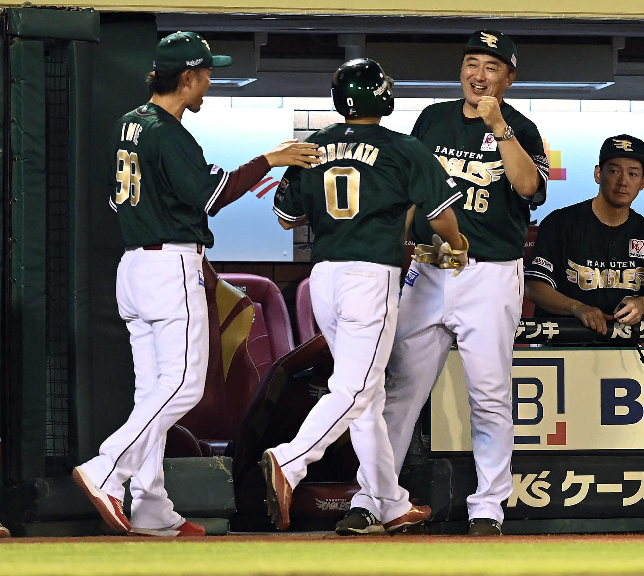 楽天対ロッテ　8回裏楽天2死一塁、小郷の適時二塁打で生還した小深田を迎える石井監督（撮影・たえ見朱実）