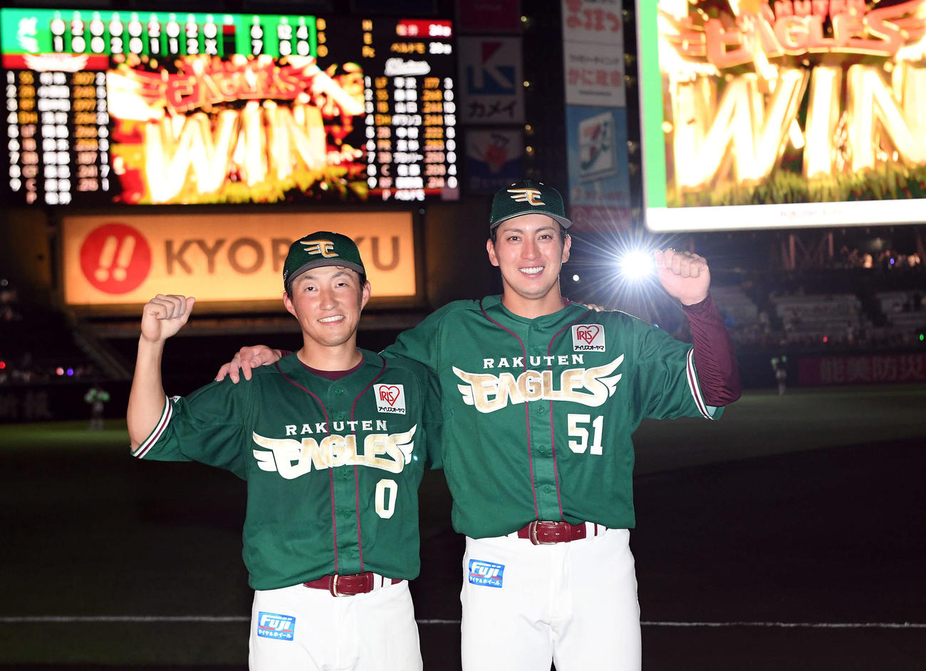 楽天対ロッテ　ロッテに勝利し笑顔で記念撮影に納まる楽天小郷（右）と小深田（撮影・たえ見朱実）
