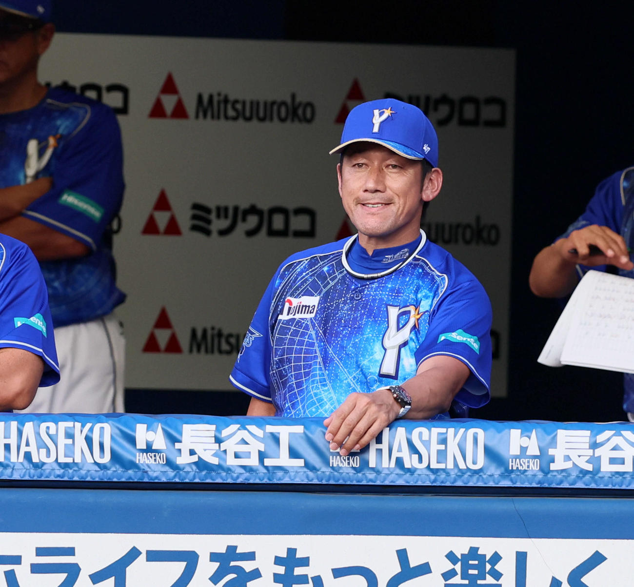 DeNA対阪神　3回表阪神2死満塁、三浦監督はベンチで下唇をかむ（撮影・加藤哉）