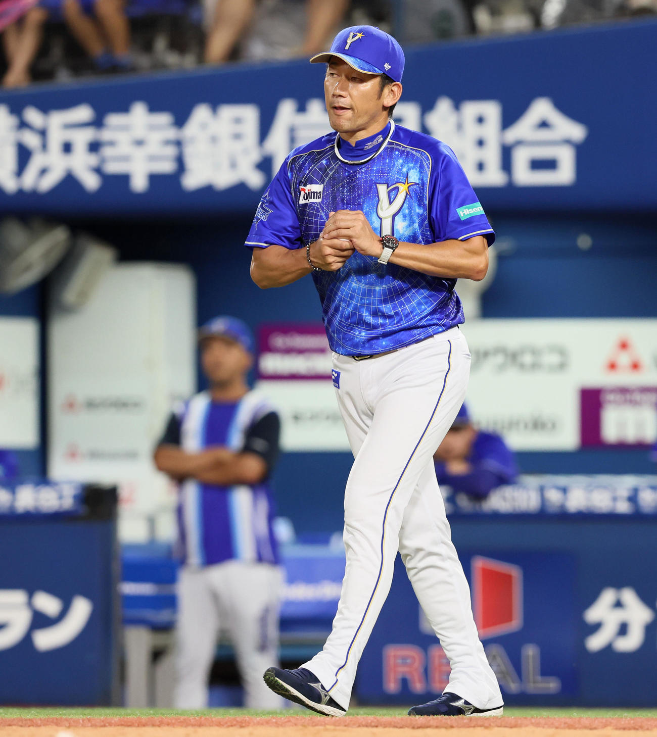 DeNA対阪神　8回表阪神無死二、三塁、三浦監督は投手交代を告げマウンドへ向かう（撮影・加藤哉）