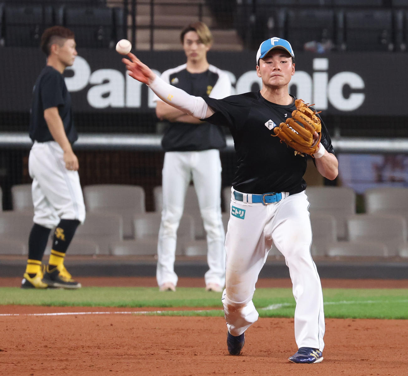 日本ハム対ソフトバンク　試合前、守備練習をする日本ハム清宮（撮影・佐藤翔太）