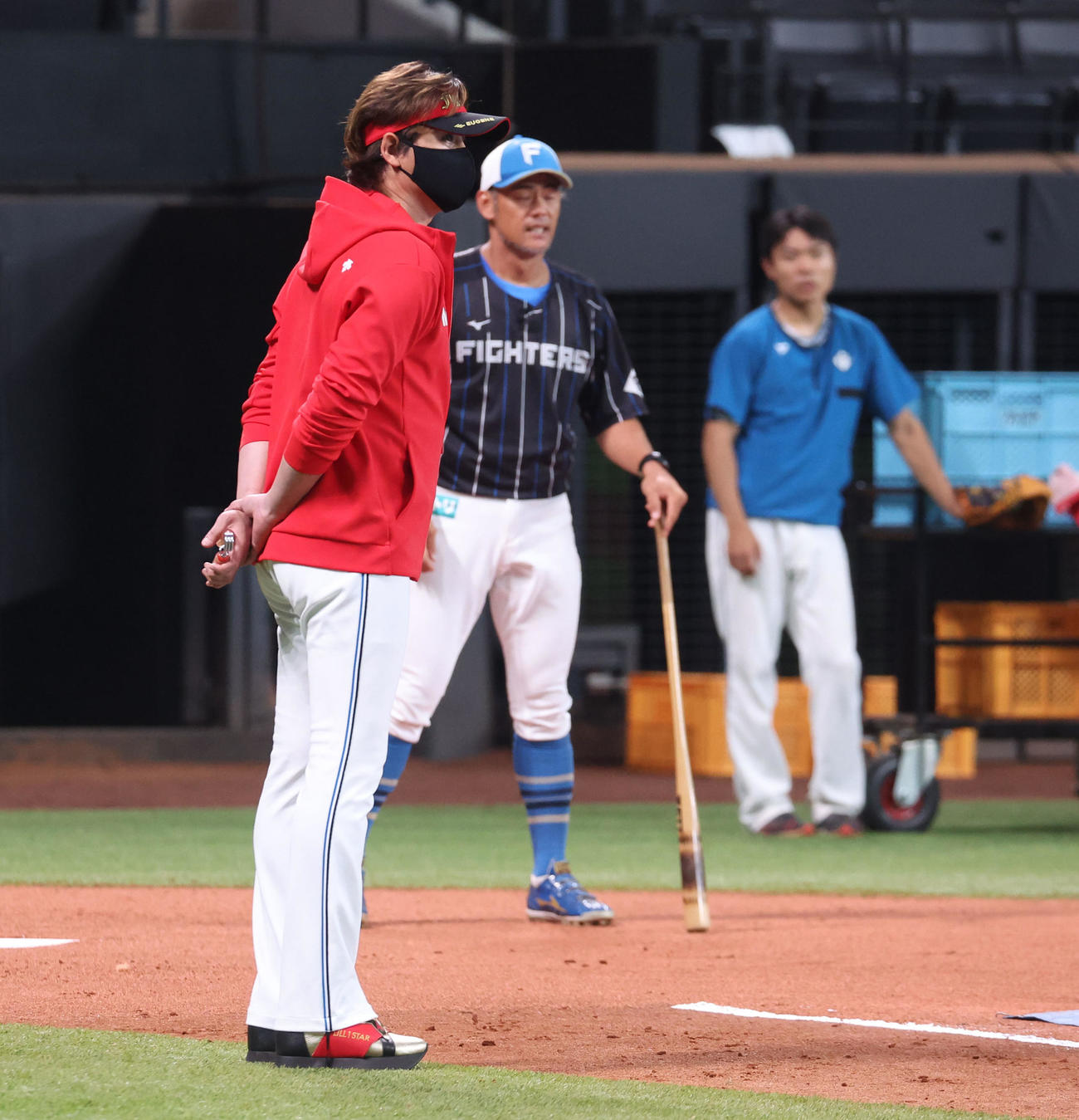日本ハム対ソフトバンク　試合前、守備練習を見つめる日本ハム新庄監督（撮影・佐藤翔太）
