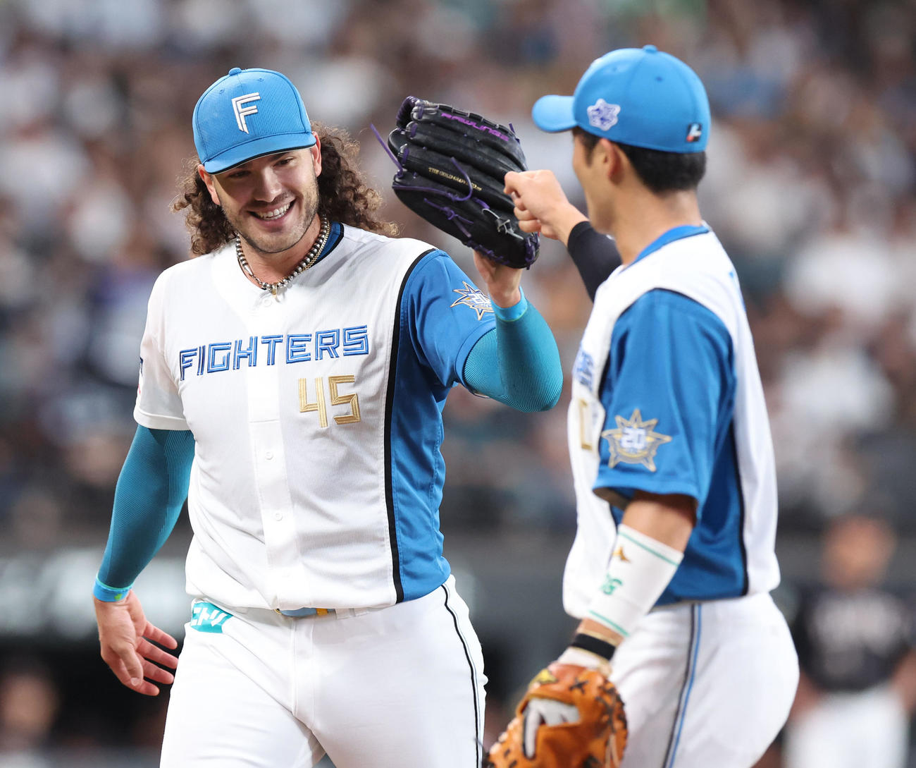 日本ハム対ソフトバンク　1回表を無失点に抑えタッチをするポンセ（左）と郡司（撮影・佐藤翔太）