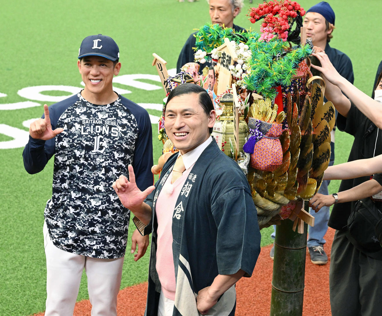 熊手を贈呈したオードリー春日俊彰（手前右）と記念撮影する西武松井監督（2023年6月撮影）
