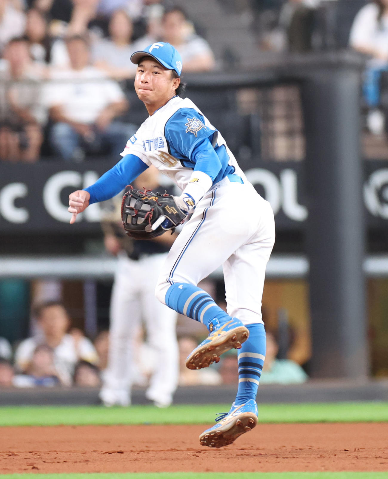 日本ハム対ソフトバンク　3回表ソフトバンク2死満塁、一塁に悪送球する奈良間（撮影・佐藤翔太）