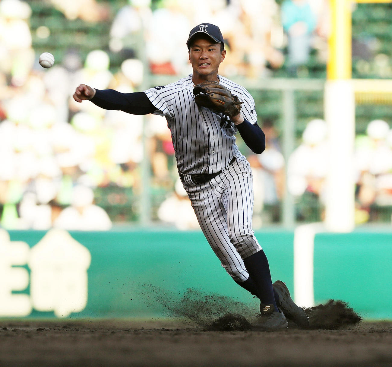 益田東対常葉大菊川　8回表益田東2死、首藤の遊ゴロをさばく奈良間（2018年8月7日撮影）
