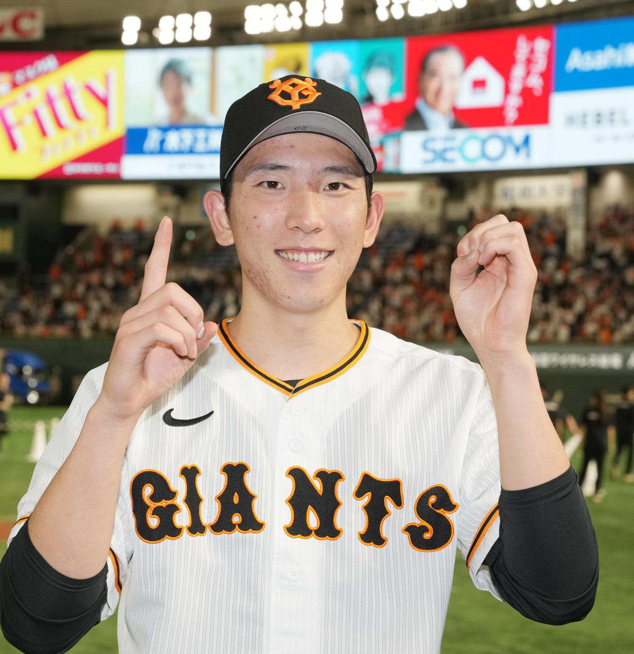 巨人対ヤクルト　試合後、10勝ポーズで笑顔を見せる戸郷（2023年8月3日撮影）