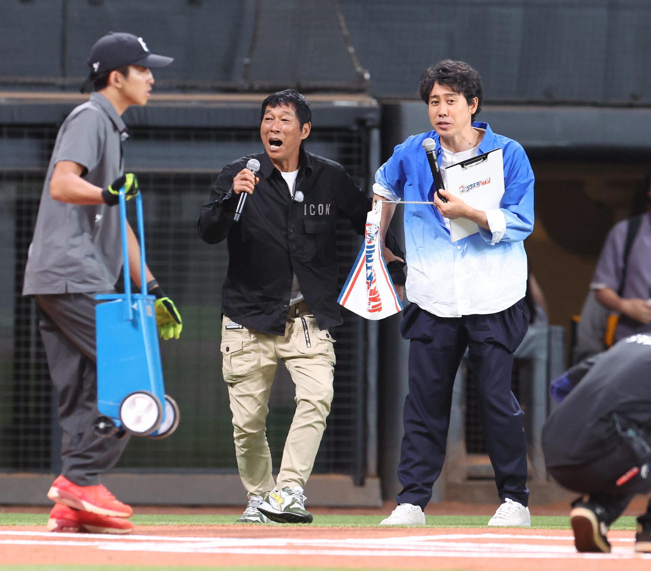 日本ハム対ソフトバンク　試合前、グラウンドに登場する明石家さんま（左）と大泉洋（撮影・佐藤翔太）