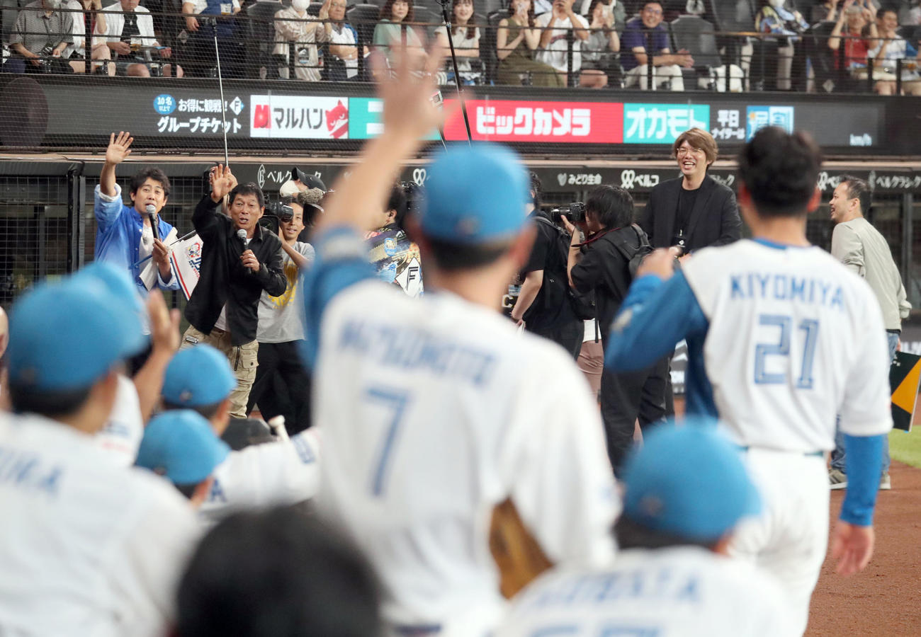日本ハム対ソフトバンク　試合前、グラウンドに登場し日本ハムベンチを激励する大泉洋（左）と明石家さんま。右は清宮（撮影・佐藤翔太）