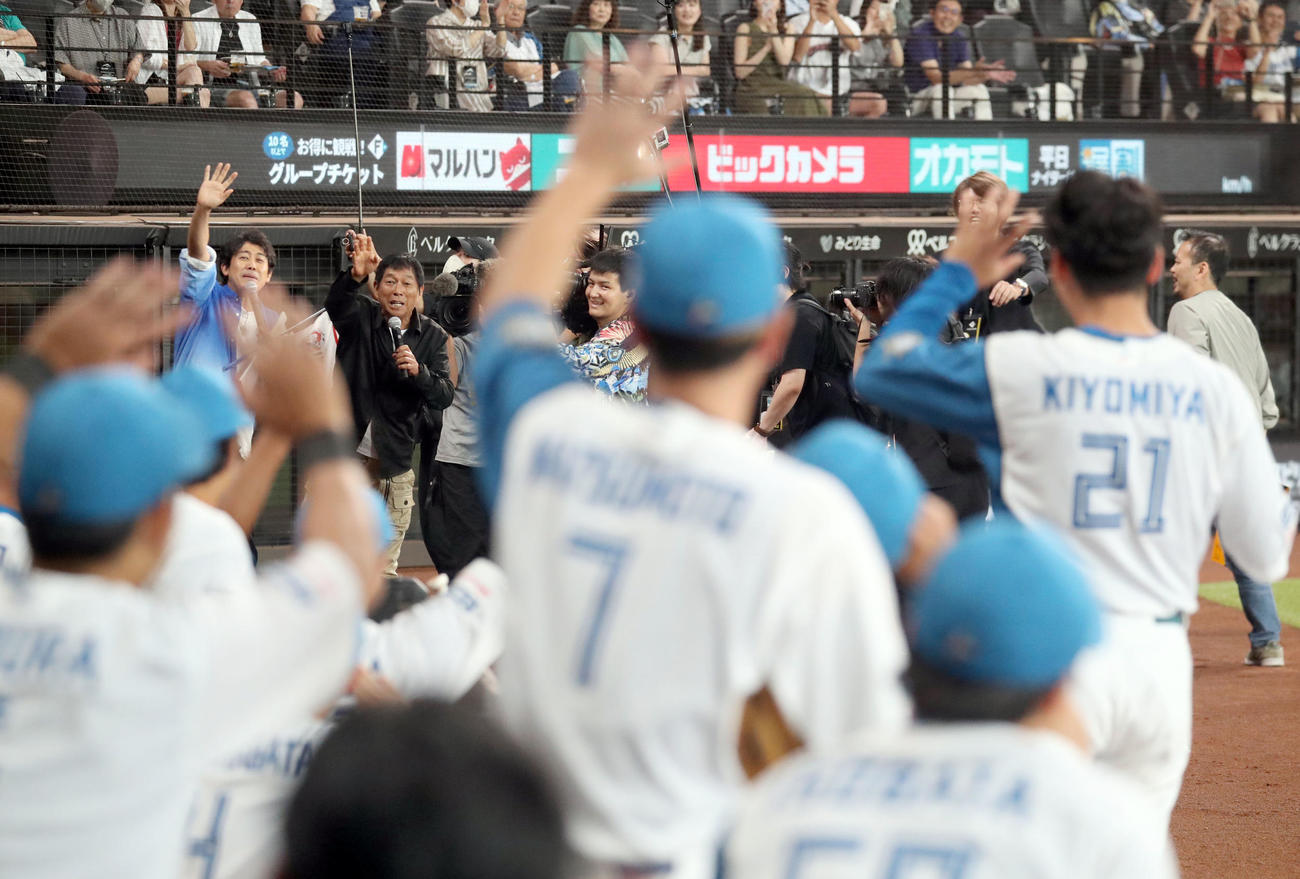 日本ハム対ソフトバンク　試合前、グラウンドに登場し日本ハムベンチを激励する大泉洋（左）と明石家さんま。右は清宮（撮影・佐藤翔太）
