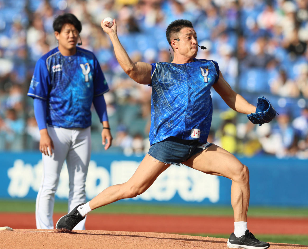 DeNA対阪神　始球式を行ったなかやまきんに君。左は上茶谷（撮影・加藤哉）