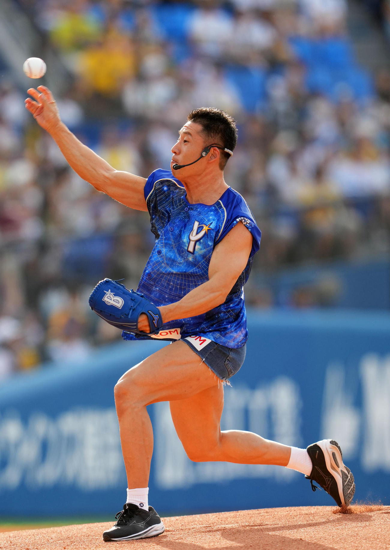 DeNA対阪神　始球式をするなかやまきんに君（撮影・横山健太）