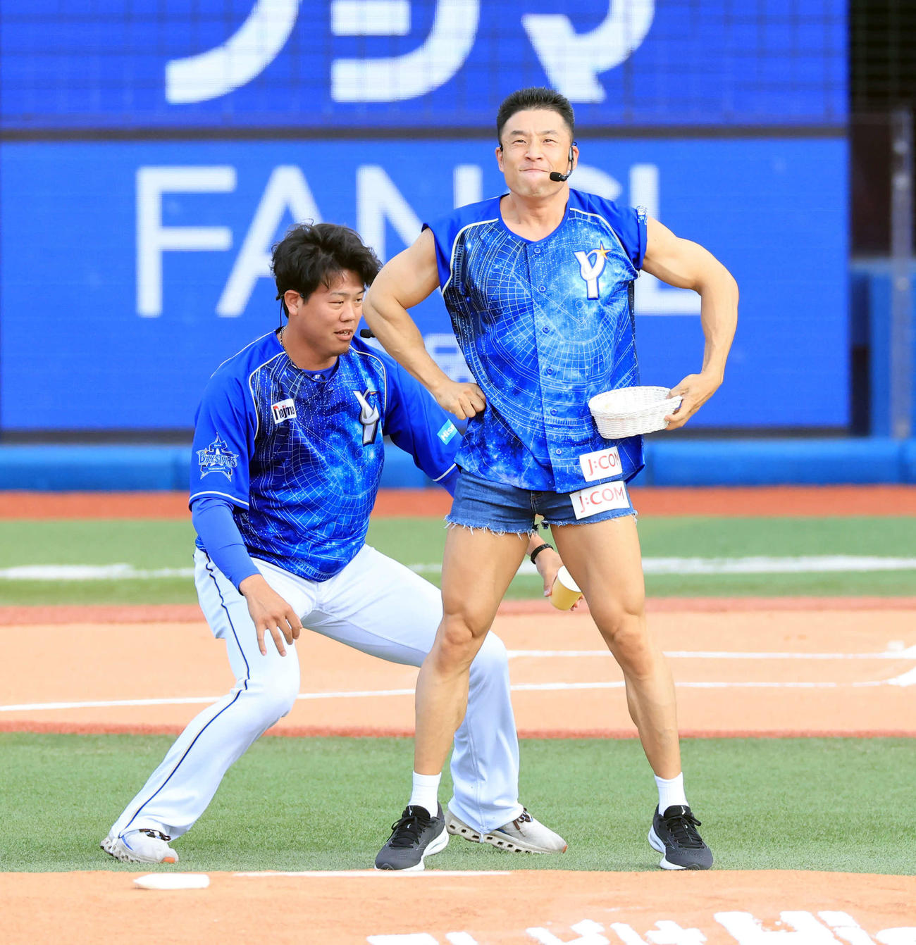 DeNA対阪神　試合前のイベントに登場したなかやまきんに君（右）は上茶谷とゲームをする（撮影・浅見桂子）