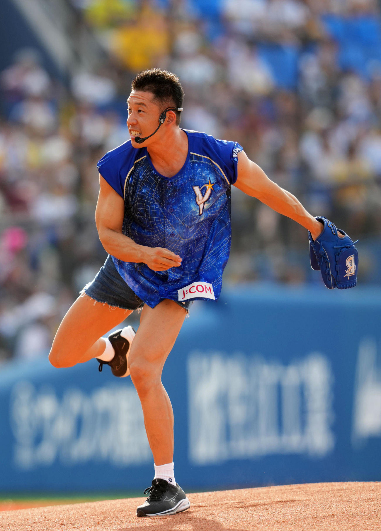 DeNA対阪神　始球式をするなかやまきんに君（撮影・横山健太）