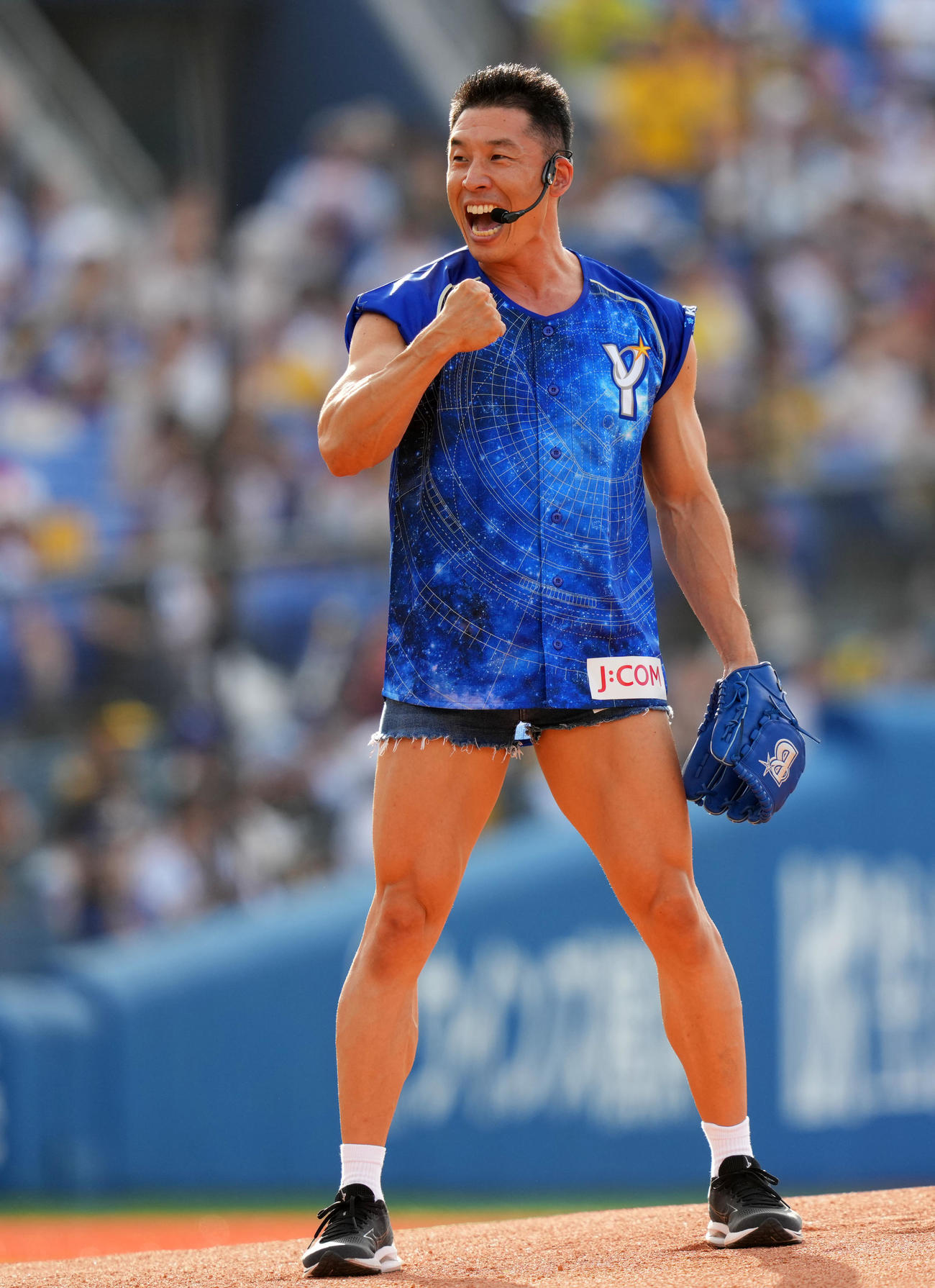 DeNA対阪神　始球式を終えポーズを決めるなかやまきんに君（撮影・横山健太）