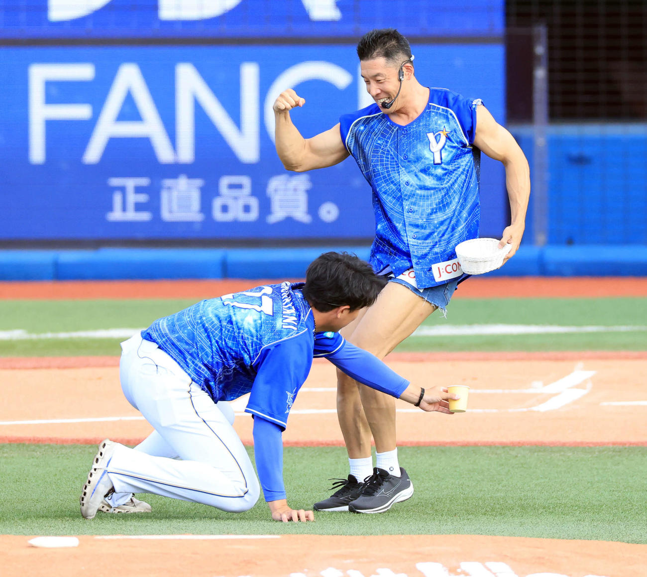 DeNA対阪神　試合前のイベントに登場したなかやまきんに君（右）は上茶谷とゲームをする（撮影・浅見桂子）